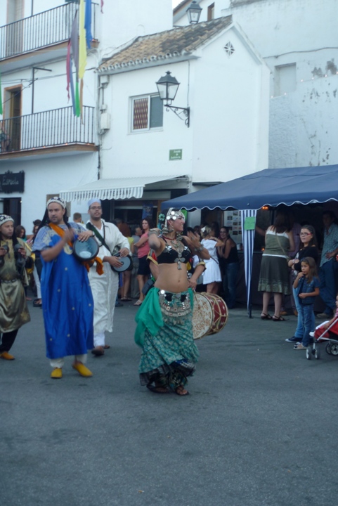 Street performers at the Luna Mora Festival in Guaro