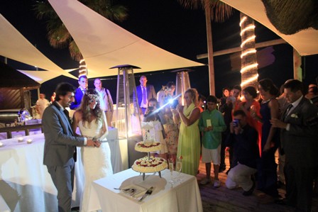 Photo of couple cutting wedding cake at Luna Beach Club