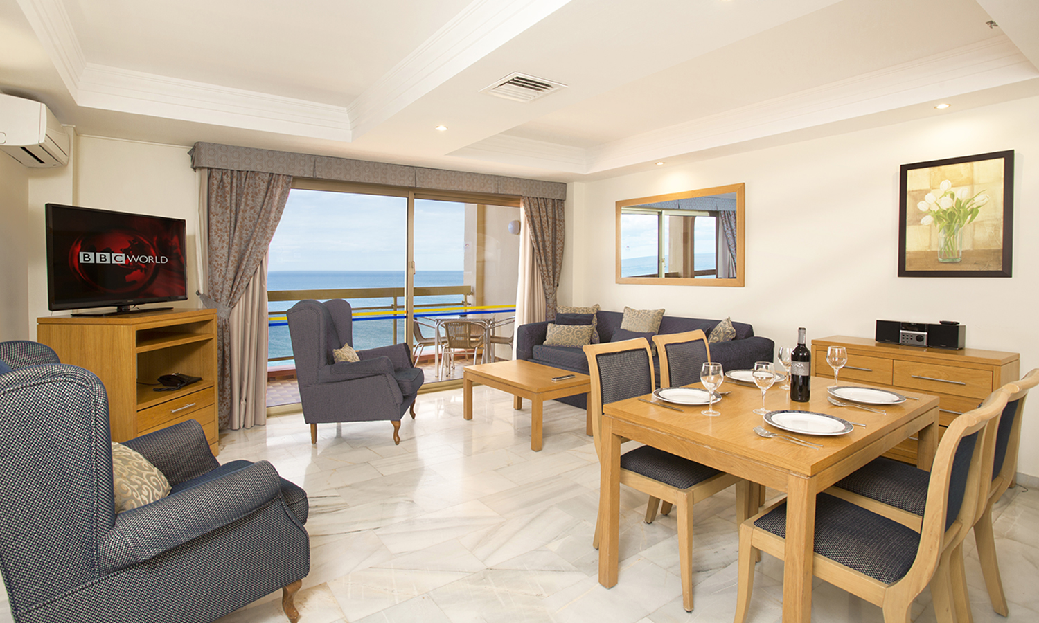 2 Bedroom Apartment Sea View - Lounge