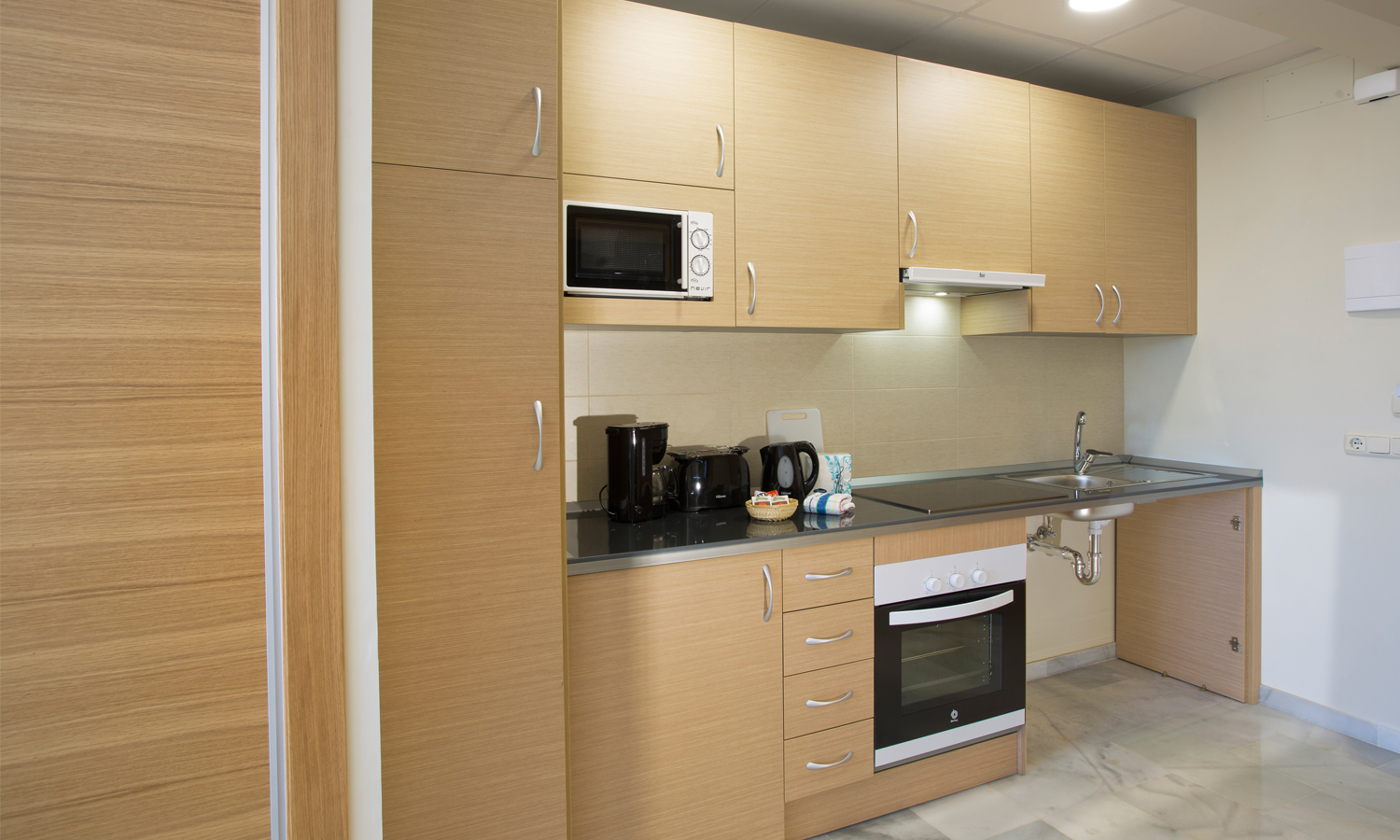 Kitchen: the space below the sink and hob is free of obstacles; automatic tap